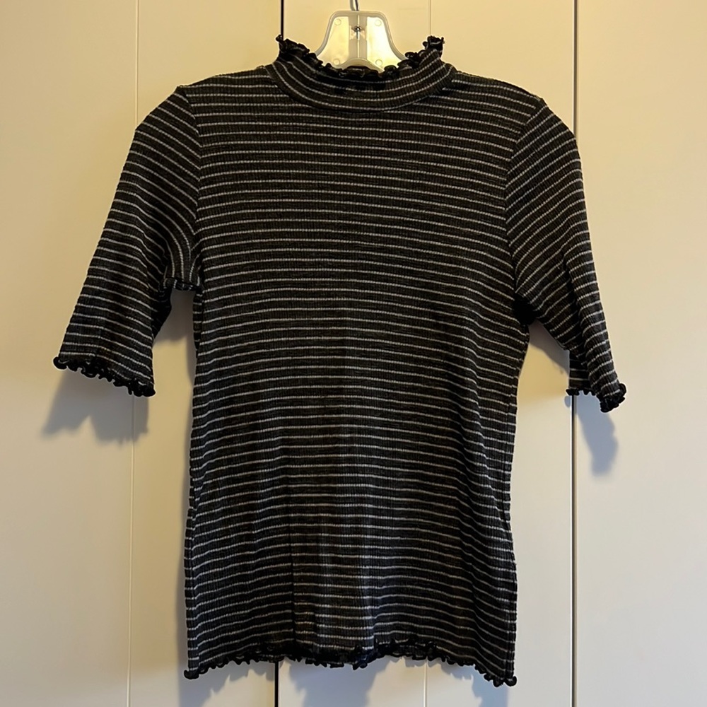 Anthropologie t. la ruffle hem rib knit striped shirt. Size medium